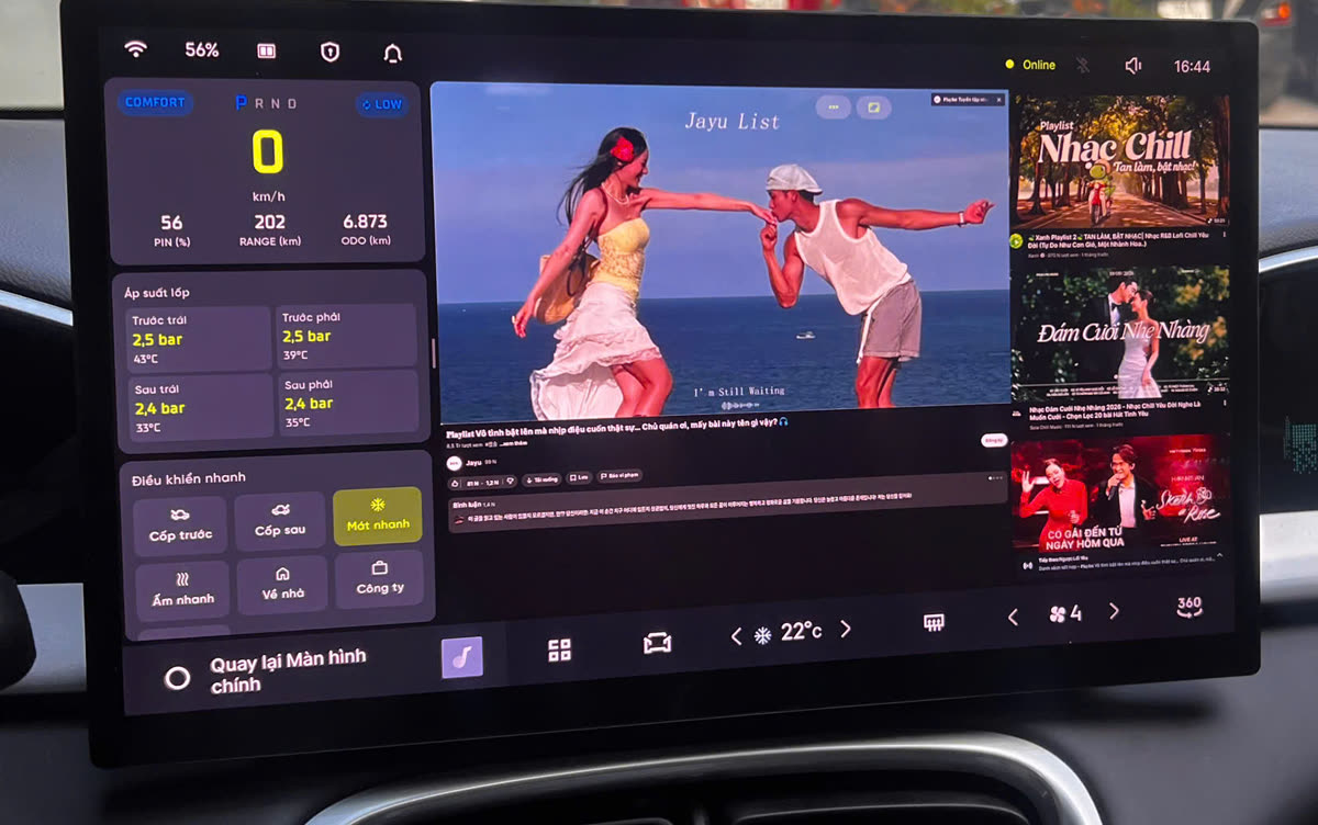 YouTube trên màn hình xe Geely – Xem YouTube khi dừng đỗ, cột trái vẫn hiển thị % pin, quãng đường còn lại, áp suất lốp và Điều khiển nhanh.