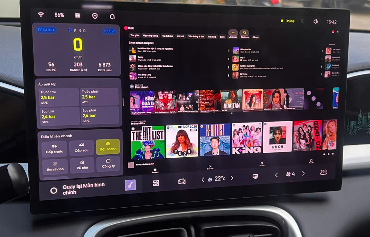 YouTube Music với giao diện đầy đủ – Chọn nhanh playlist theo tâm trạng, bảng xếp hạng và nhạc mới — chạy trực tiếp trên màn hình xe.